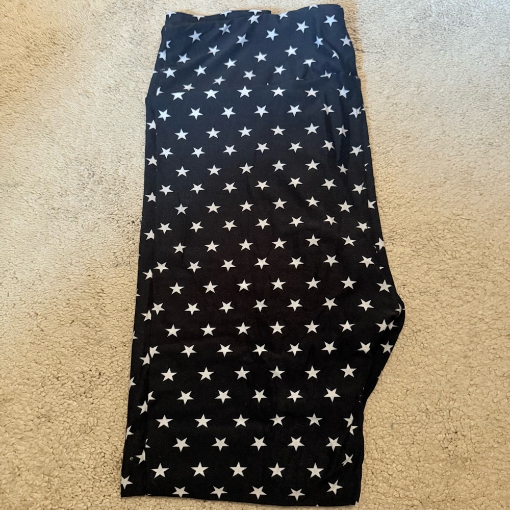 LuLaRoe tall and curvy Black and White Star Leggings